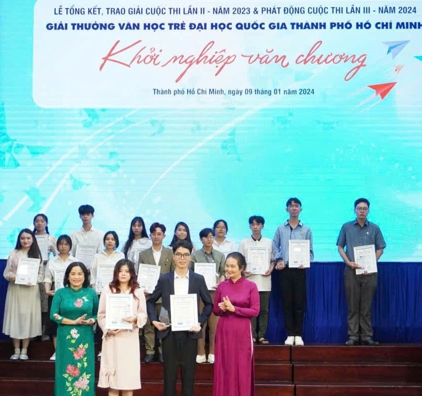 PGS.TS Ngô Thị Phương Lan - Hiệu trưởng Trường ĐH KHXH&NV, và nhà văn Trịnh Bích Ngân trao giải thưởng cho các thí sinh.